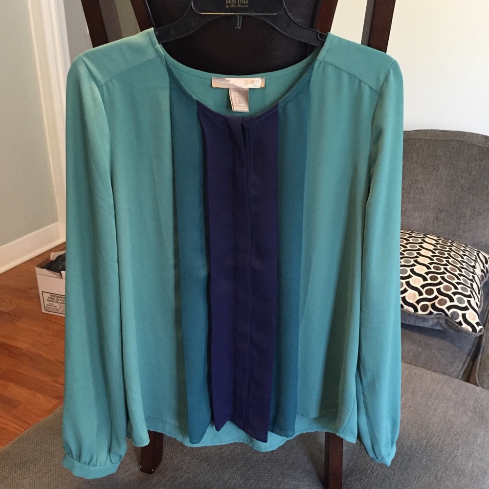 Multi blue top. Super cute